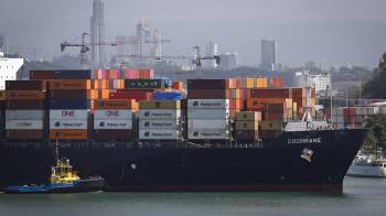 Un buque portacontenedores transita por el Canal de Panamá, en la Ciudad de Panamá.