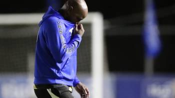 El entrenador de Tauro Felipe Baloy sale del campo luego de recibir tarjeta roja hoy, en la final de la Liga Panameña de Fútbol (LPF) contra el Tauro hoy, en el estadio Universitario F.C. en la ciudad de Coclé (Panamá).