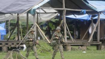 Integrantes del Servicio Nacional de Fronteras resguardan un campamento en medio de un operativo este 31 de agosto en plena selva del Darién, frontera natural entre Colombia y Panamá.