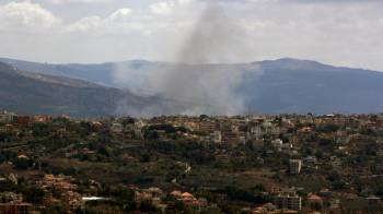 El humo se eleva después de que un bombardeo israelí alcanzara la ciudad de Khiyam, cerca de la frontera entre el Líbano e Israel, en el sur del Líbano, el 19 de septiembre de 2024.