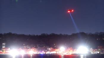 Los bomberos y servicios de emergencia en el río Potomac, en Washington, D. C.