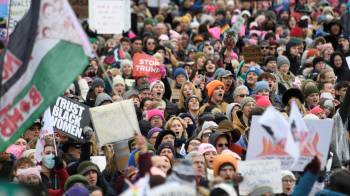 Manifestantes se congregan durante la protesta “Marcha del Pueblo en Washington” el 18 de enero de 2025, antes de la investidura del presidente electo de Estados Unidos, Donald Trump.