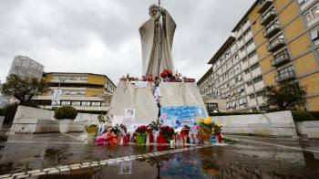 La estatua del papa Juan Pablo II en la entrada de la clínica Gemeli, donde el papa Francisco permanece hospitalizado.