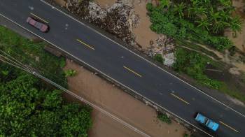 Fotografía aérea donde se observa una zona inundada por el desborde de un río en Metalío (El Salvador)