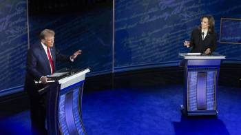 La vicepresidenta y candidata demócrata a la Casa Blanca, Kamala Harris, y el expresidente y candidato republicano Donald Trump, durante el debate.