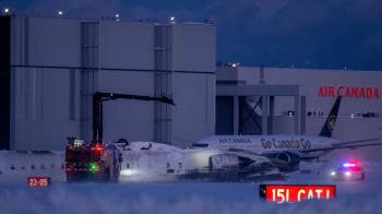 Los equipos de emergencia se reúnen en el lugar del accidente donde un vuelo de Delta Air Lines se volcó mientras aterrizaba en el Aeropuerto Internacional Toronto Pearson en Mississauga, Canadá, el 17 de febrero de 2025.