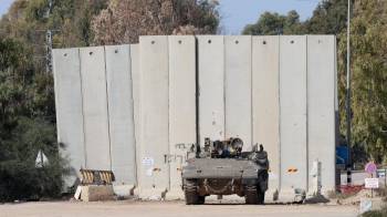 Un blindado israelí frente al muro que separa la Franja de Gaza y el Estado de Israel.