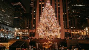 El árbol de Navidad del Rockefeller Center se enciende por primera vez esta temporada durante la ceremonia anual de encendido en Nueva York.