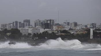 Fotografía que muestra el intenso oleaje ante el avance del huracán Beryl, este martes, en Santo Domingo (República Dominicana).