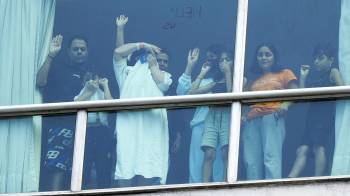 Familias con bebés, niños y adultos se asomaban poco a poco a las ventanas de los otros cuartos del hotel.