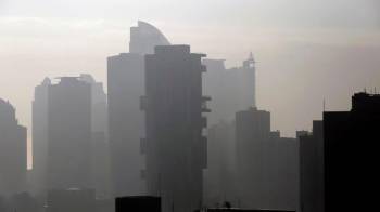 Fotografía de la espesa nube que cubrió parte de la ciudad debido a un incendio, ayer, en la ciudad de Panamá.