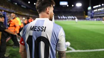 Fotografía de archivo en donde se observa al futbolista argentino Lionel Messi en el estadio La Bombonera, en Buenos Aires (Argentina).