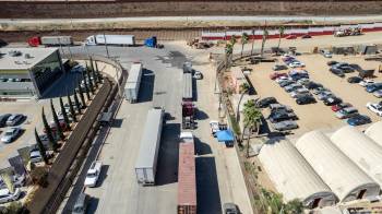 Llegada de camiones a la frontera de Estados Unidos y México, en la zona de Tijuana, Baja California.