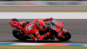 El piloto Marc Marquez participa este viernes, en un entrenamiento del Circuito de Termas de Rio Hondo en Santiago del Estero, Argentina.