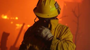 Un bombero reacciona ante el humo durante el incendio forestal de Palisades en Pacific Palisades, Los Ángeles, California, EE.UU., el 07 de enero de 2025.