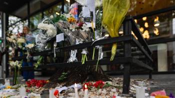 Fotografía que muestras flores y mensajes frente al hotel donde falleció el exintegrante de la banda One Direction, Liam Payne, este jueves, en la ciudad de Buenos Aires (Argentina).