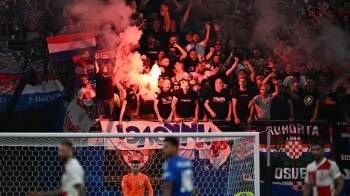 Los seguidores de Croacia encienden una bengala durante el partido de fútbol del Grupo B de la UEFA Euro 2024 entre Croacia e Italia en el estadio de Leipzig