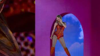 La cantante estadounidense Taylor Swift se presenta en el escenario durante “The Eras Tour” en el estadio Hard Rock en Miami Gardens, Florida, el 18 de octubre de 2024.