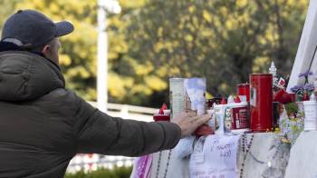 Fieles rezan frente a la estatua de Juan Pablo II en la entrada del Hospital Gemelli, donde está hospitalizado el Papa Francisco, en Roma, Italia.