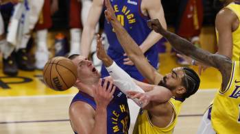 El serbio Nikola Jokic (i) y Gabe Vincent (c-d) durante el partido entre Denver Nuggets y LA Lakers.