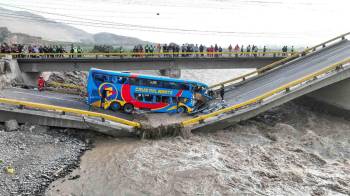 Fotografía difundida por la Agencia Andina de Perú del puente colapsado el viernes, en la carretera que une Lima con el megapuerto de Chancay (Perú).