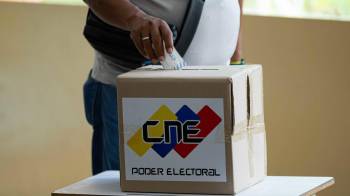 Fotografía del 30 de junio del 2024 de un hombre votando durante el simulacro electoral para las elecciones presidenciales, en Caracas (Venezuela). Venezuela se prepara para celebrar el domingo las elecciones más transcendentales de la última década en el país, en las que competirán por la Presidencia diez candidatos, entre los que se elegirá la continuidad del chavismo, en el poder desde hace 25 años, o un Gobierno de signo opuesto. EFE/ Miguel Gutiérrez