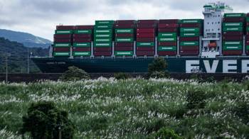 Un buque de portacontenedores pasando por el Canal de Panamá por las esclusas de Miraflores y Cocoli.