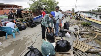 Migrantes venezolanos esperan embarcaciones con destino al municipio colombiano de Necoclí este jueves, en el poblado Palenque, en la provincia de Colón.