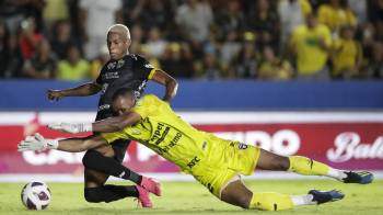 Anthony Stewart (i) de Independiente marca un gol este 9 de agosto de 2023, durante un partido de la final de la Liga Panameña de Fútbol (LPF) entre Club Atlético Independiente (CAI) y Tauro.