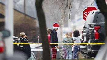 Niños son escoltados fuera del lugar de un tiroteo en una escuela cristiana el 16 de diciembre de 2024 en Wisconsin.