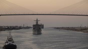 Los ataques de los hutíes han afectado el tránisto de buques por el canal de Suez.