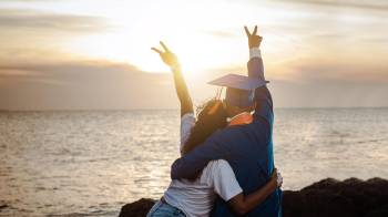 Joven festejando su logro al graduarse.