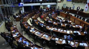 Luego de más de nueve horas de debate los diputados dieron por terminada la sesión pasada las 5:18 a.m. de este miércoles