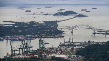 Vista aérea donde se aprecian buques que esperan en el pacífico para transitar en el Canal de Panamá, en ciudad de Panamá.