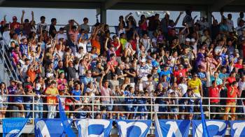 Aficionados viendo el partido entre el Veraguas United y el CAI en el Complejo Deportivo de Atalaya.