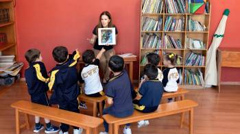 Elisa Guerra es autora o coautora de más de 25 libros de textos, infantiles y educativos.