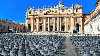 Parte frontal de la catedral de San Pedro en la Ciudad del Vaticano.