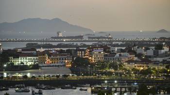 Vista del Casco Viejo con dos barcos cargueros saliendo y entrando por el Canal, en Ciudad de Panamá, el 8 de febrero de 2025.