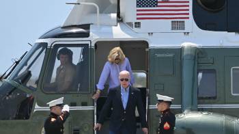 El presidente Biden, y la primera dama, Jill, se dirigen a abordar el Air Force One antes en aeropuerto de Los Ángeles.