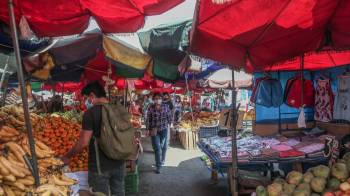 Fotografía de archivo de un mercado informal en Lima (Perú).