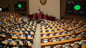 Los legisladores del gobierno y de la oposición votan unánimemente a favor de una resolución que insta al presidente a retirar la ley marcial durante una sesión plenaria de emergencia de la Asamblea Nacional en Seúl.