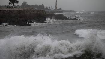 Fotografía que muestra el intenso oleaje, ante el avance del huracán Beryl, este martes en Santo Domingo.