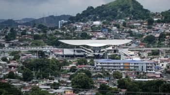 La construcción del teleférico tiene como propósito llegar a un segmento de la población de Panamá y San Miguelito .