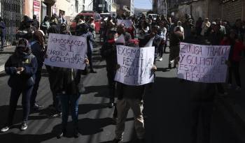 Ciudadano afines al Gobierno del presidente de Bolivia, Luis Arce, sostienen carteles este viernes, en la ciudad de La Paz (Bolivia).