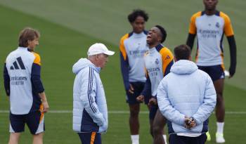 El entrenador del Real Madrid, Carlo Ancelotti (2i) durante el entrenamiento antes de enfrentarse al FC Barcelona.