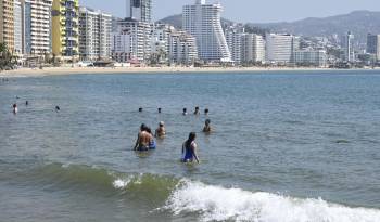 Imagen de archivo donde turistas disfrutan de la playa Papagayo en Acapulco, México.