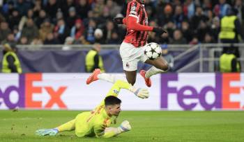 El extremo portugués Rafael Leao (d), del AC Milan.