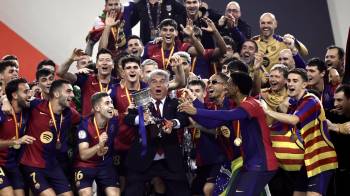 El presidente del FC Barcelona Joan Laporta, los jugadores y cuerpo técnico celebran la victoria con el trofeo tras el partido de la final de la Supercopa de España de fútbol entre el Real Madrid y el FC Barcelona.