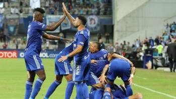 Fotografía de archivo en la que se registró una celebración de jugadores del club ecuatoriano de fútbol Emelec, en el estadio George Capwell de Guayaquil.