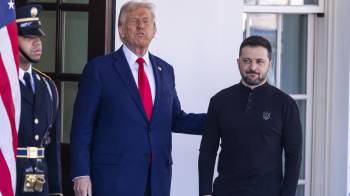 l presidente de EE.UU., Donald Trump (i), saluda al presidente de Ucrania, Volodymyr Zelensky, frente al Ala Oeste de la Casa Blanca en Washington, D. C.